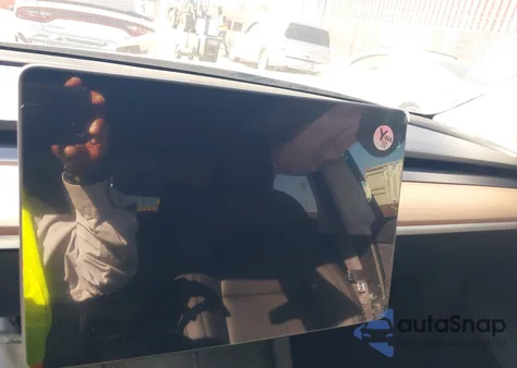 2023 Tesla Model Y z USA, uszkodzony, nr VIN 7SAYGAEEXPF591848